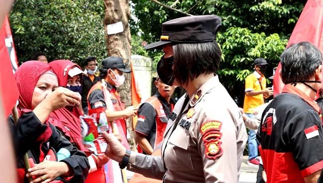 Polisi Bagikan Air Minum dan Permen ke Ratusan Buruh