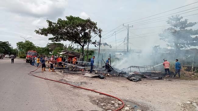 Kios Buah Dilalap Si Jago Merah, Sepeda Motor Ikut Hangus