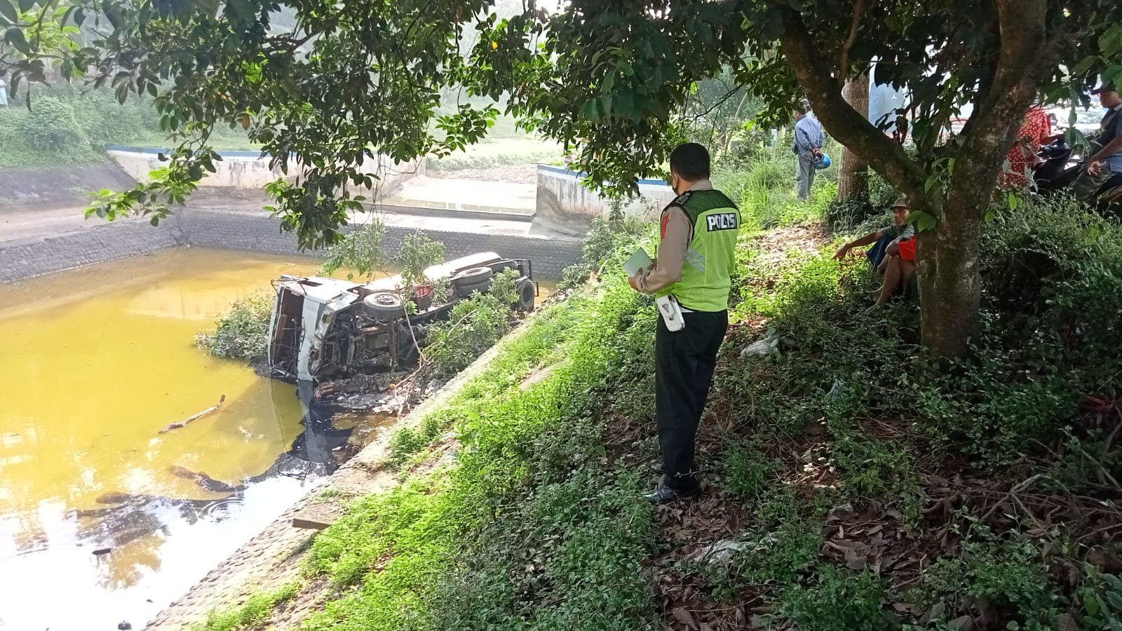 Truk Tercebur, Ribuan Kilogram Minyak Goreng Cemari Sungai Bondoyudo