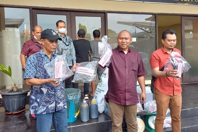 Dicampur Gula Pasir dan Susu Bubuk, Madu Lebah Sialang Dioplos