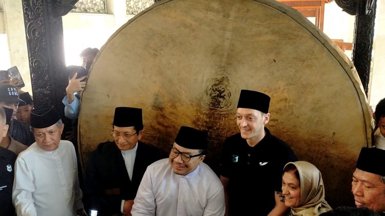 Mesut Ozil Salat Jumat di Masjid Istiqlal