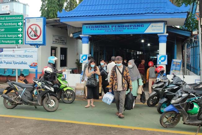 Arus Balik Lebaran, Pemudik Lokal Padati Pelabuhan Boom Baru