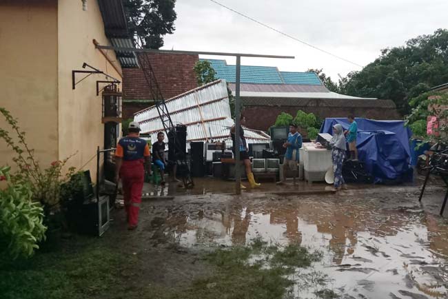 Rumah Dihantam Puting Beliung, Rosmaini: Rasa Mimpi Lihat Atap Terbang