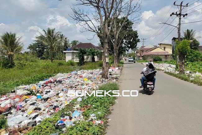 Sampah Menumpuk Timbulkan Bau tak Sedap