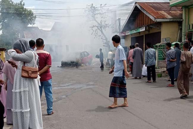 Saat Hendak Berbelok, Sedan Timor Mendadak Terbakar