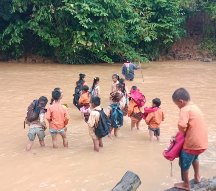 Jalan Kaki Selama 1 Jam, Menyerangi Sungai dan Jembatan Kayu