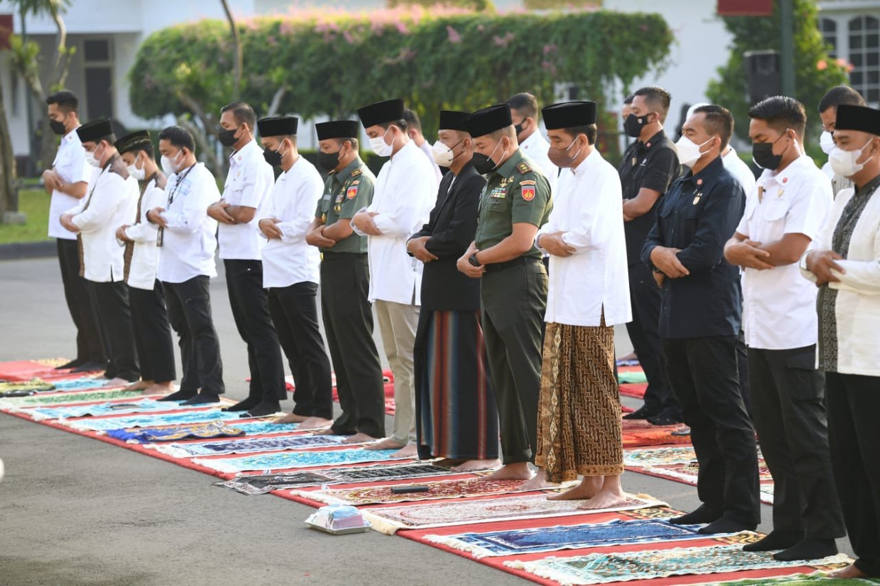 Jokowi Salat Id di Istana Yogyakarta, Lihat Siapa Tentara di Sampingnya