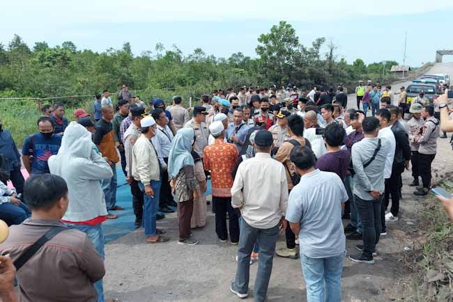 Warga Pemilik Ratusan Hektare Lahan Tutup Jalan Khusus Truk Batubara Milik WBS