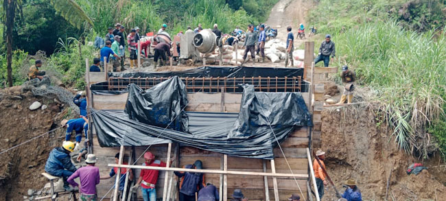 Warga Kompak Bangun Jembatan Secara Swadaya