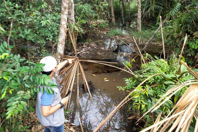 Diduga Bocor, Minyak Mentah Mengalir ke Kebun Warga