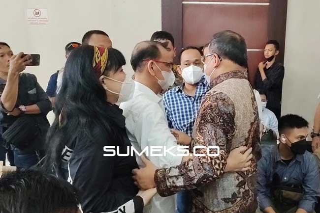 Tiba di Pengadilan, Dodi Disambut Haru