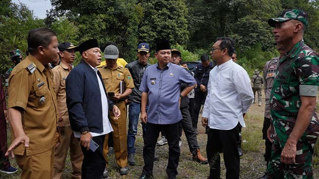 Bantu Perbaikan Jembatan Putus di Segamit