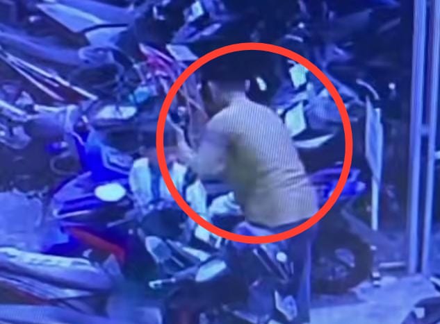 Viral di Sosmed, Jemaah Salat Jumat Masjid di Palembang Terekam CCTV, Diduga Salah Amankan Sendal 