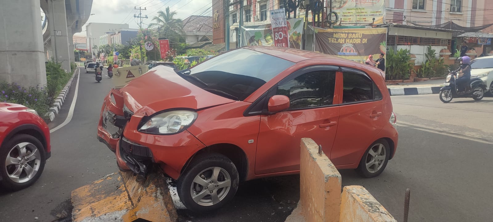 Ibu-ibu Alami Kecelakaan Tunggal di Jalan Angkatan 45 Palembang, Honda Brio Tabrak Pembatas Jalan