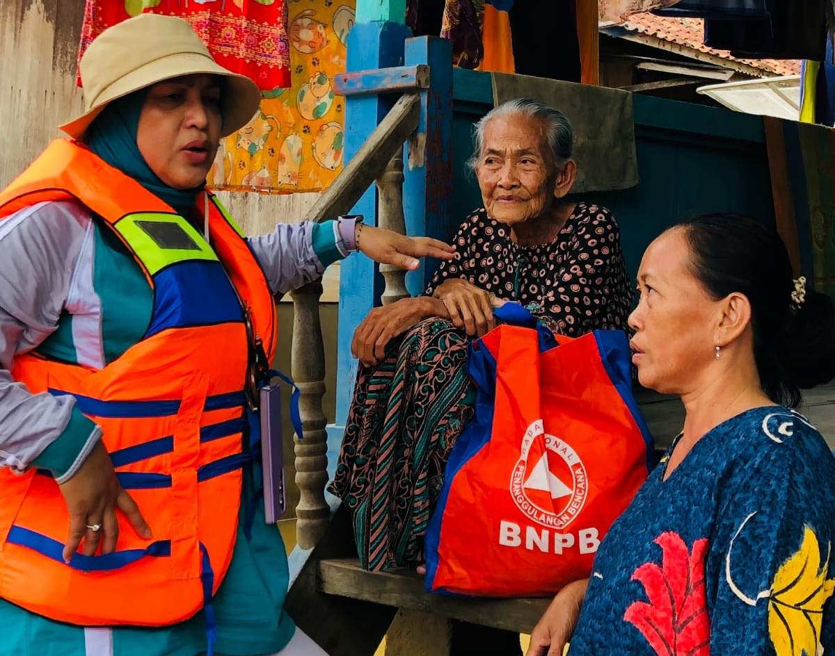 Anggota DPRD Sumsel Hj Rita Suryani, Tinjau dan Berikan Bantuan pada Korban Banjir di Muratara