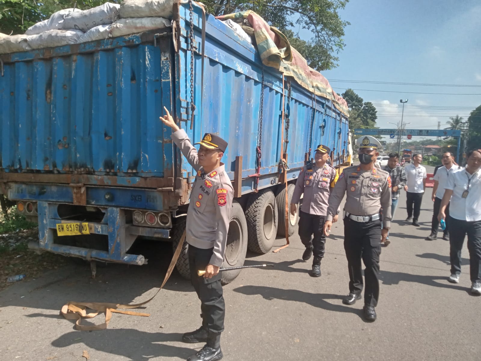 Truk Trailer Roda 22 Mengangkut Batubara Ilegal Diamankan