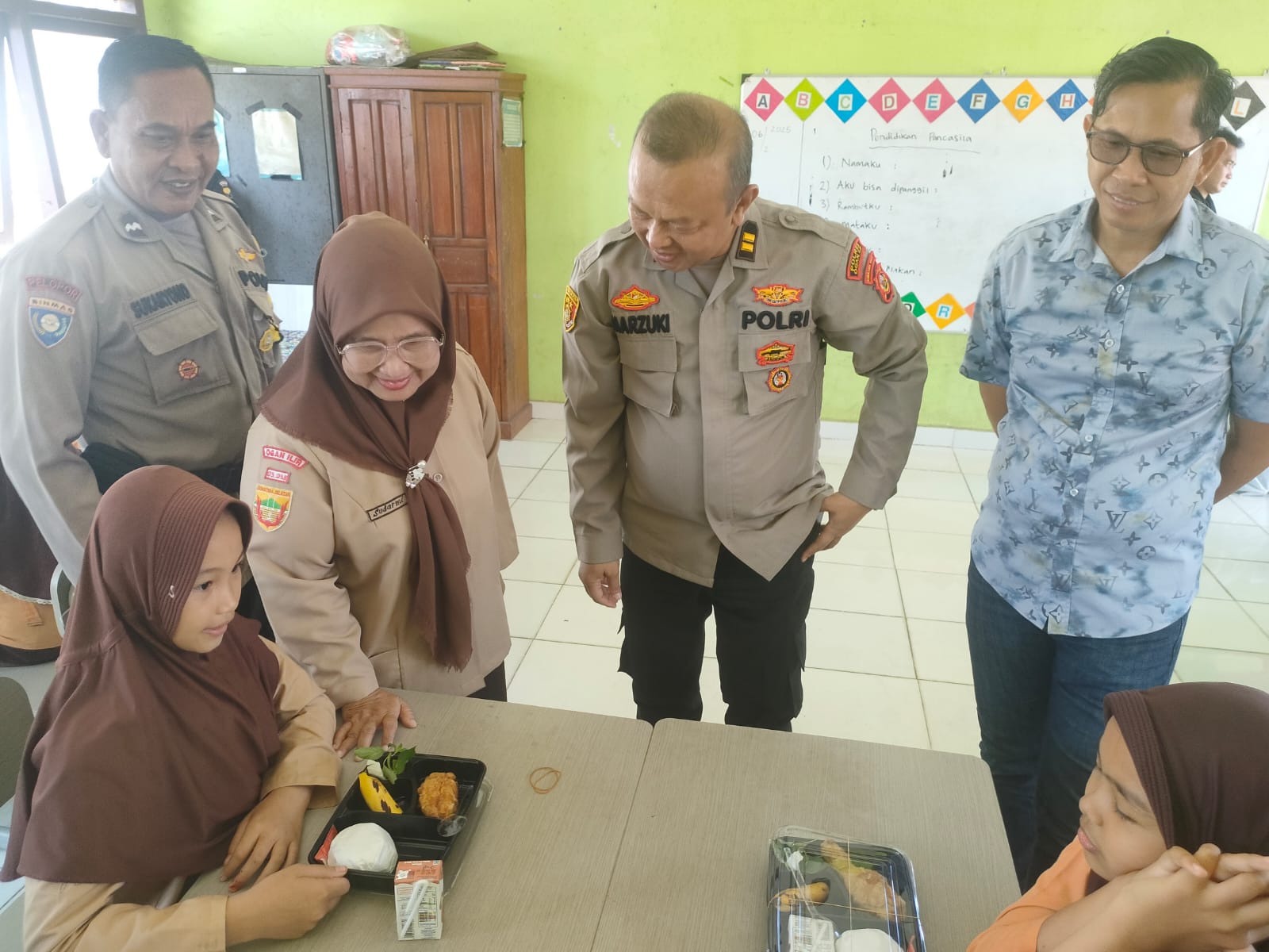 Polres Ogan Ilir Bagikan 100 Porsi Makanan ke Murid SDN 09 Indralaya Utara, Dukung Program Makan Siang Bergizi