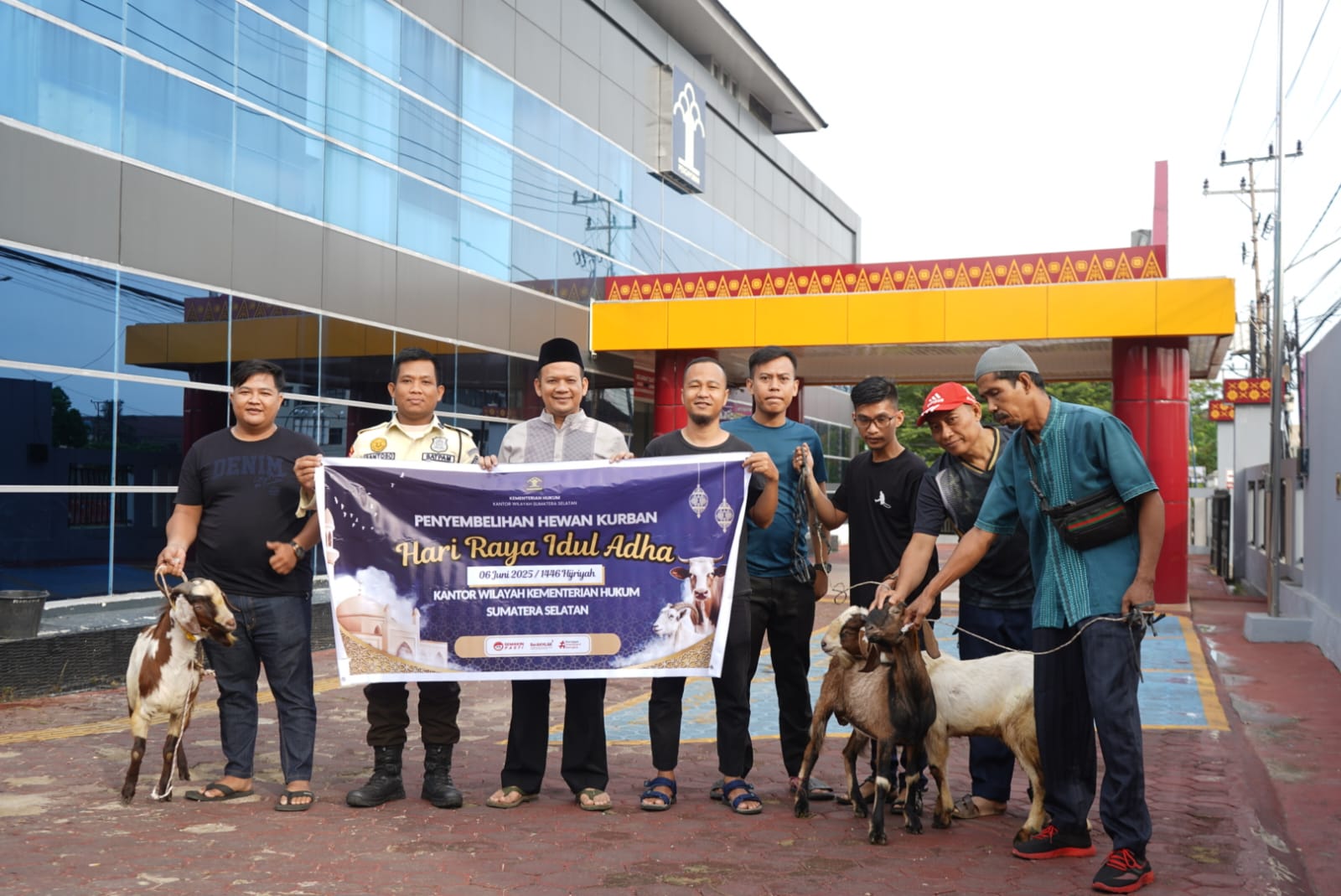 Kanwil Kemenkum Sumsel Berbagi Daging Kurban Iduladha 1446 H, Wujud Nyata Kepedulian Sosial