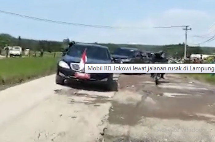 Lihat Nih, Penampakan Mobil Dinas Jokowi Melintasi Jalan Rusak di Lampung