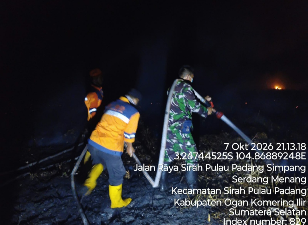 Babinsa Padamkan Karhutla di Desa Bubusan Jejawi OKI hingga Tengah Malam 