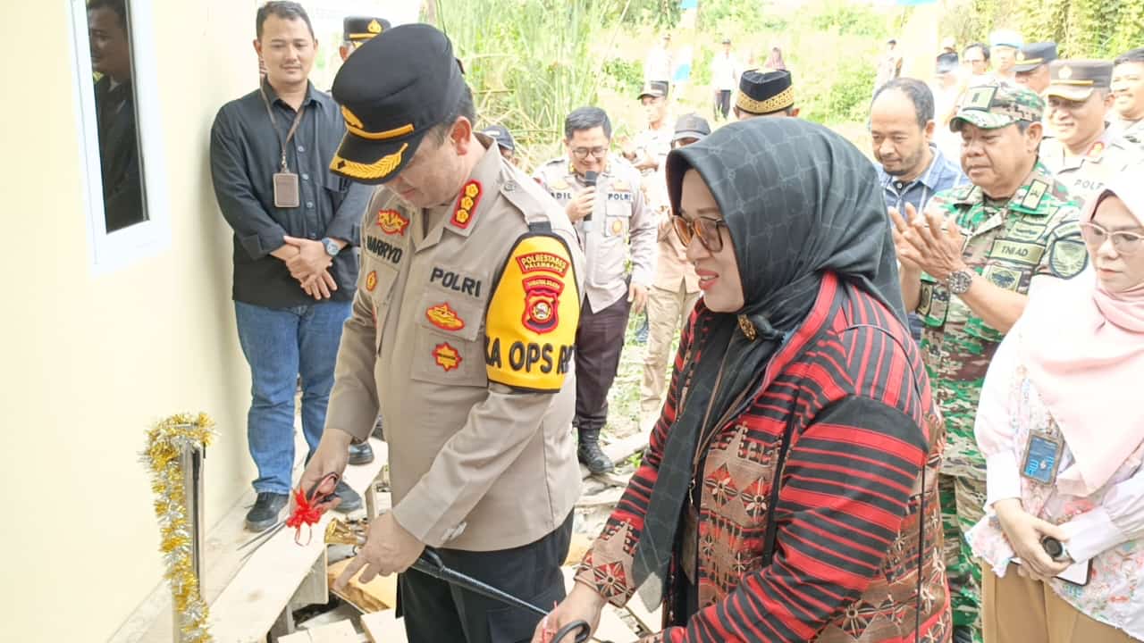 Tali Kasih Kepolisian, Polrestabes Palembang Bedah Rumah Warga Tak Layak Huni di Sematang Borang