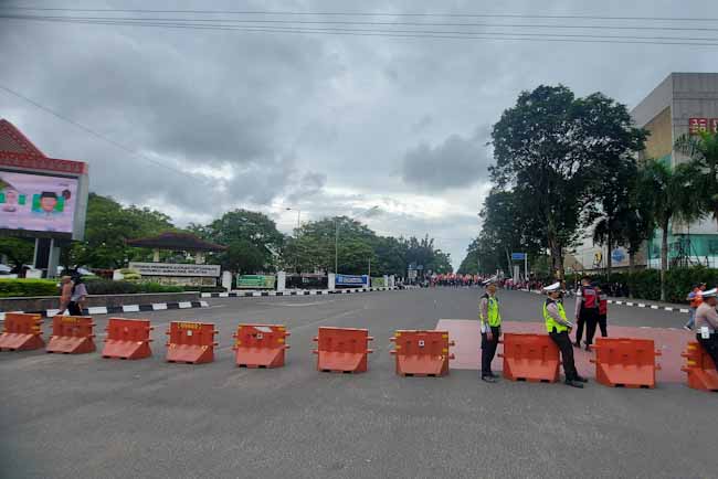 Unras di Depan DPRD Sumsel, Jalan POM IX Palembang Ditutup, Pengendara Dialihkan ke Jalan Ini