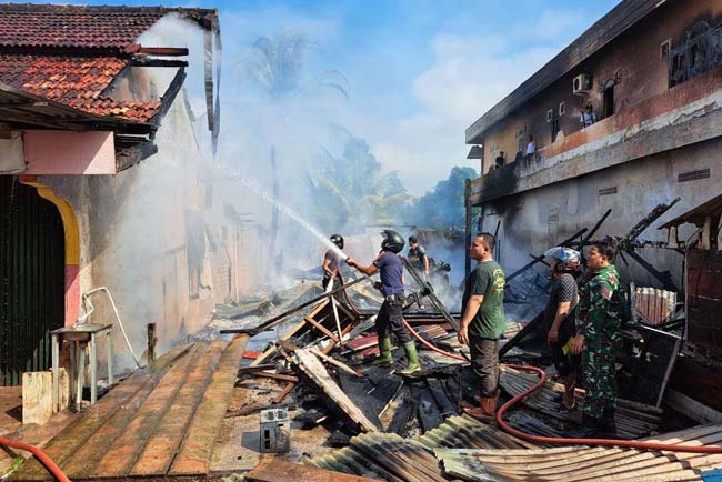 2 Rumah Makan di Pasar Sungai Lilin Muba Hangus Terbakar 