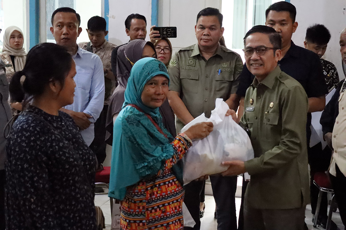 PJ walikota Ratu Dewa Bagikan 1.800 Paket Sembako untuk Warga Kota Palembang