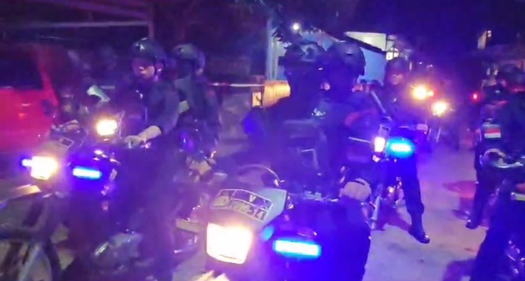 Polisi Bersenjata Lengkap Sweeping Jalan-jalan Kota Palembang Antisipasi Kejahatan Jalanan 