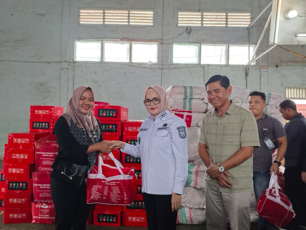 Wakil Bupati Banyuasin Serahkan Bantuan Sembako untuk Korban Banjir di Kecamatan Talang Kelapa