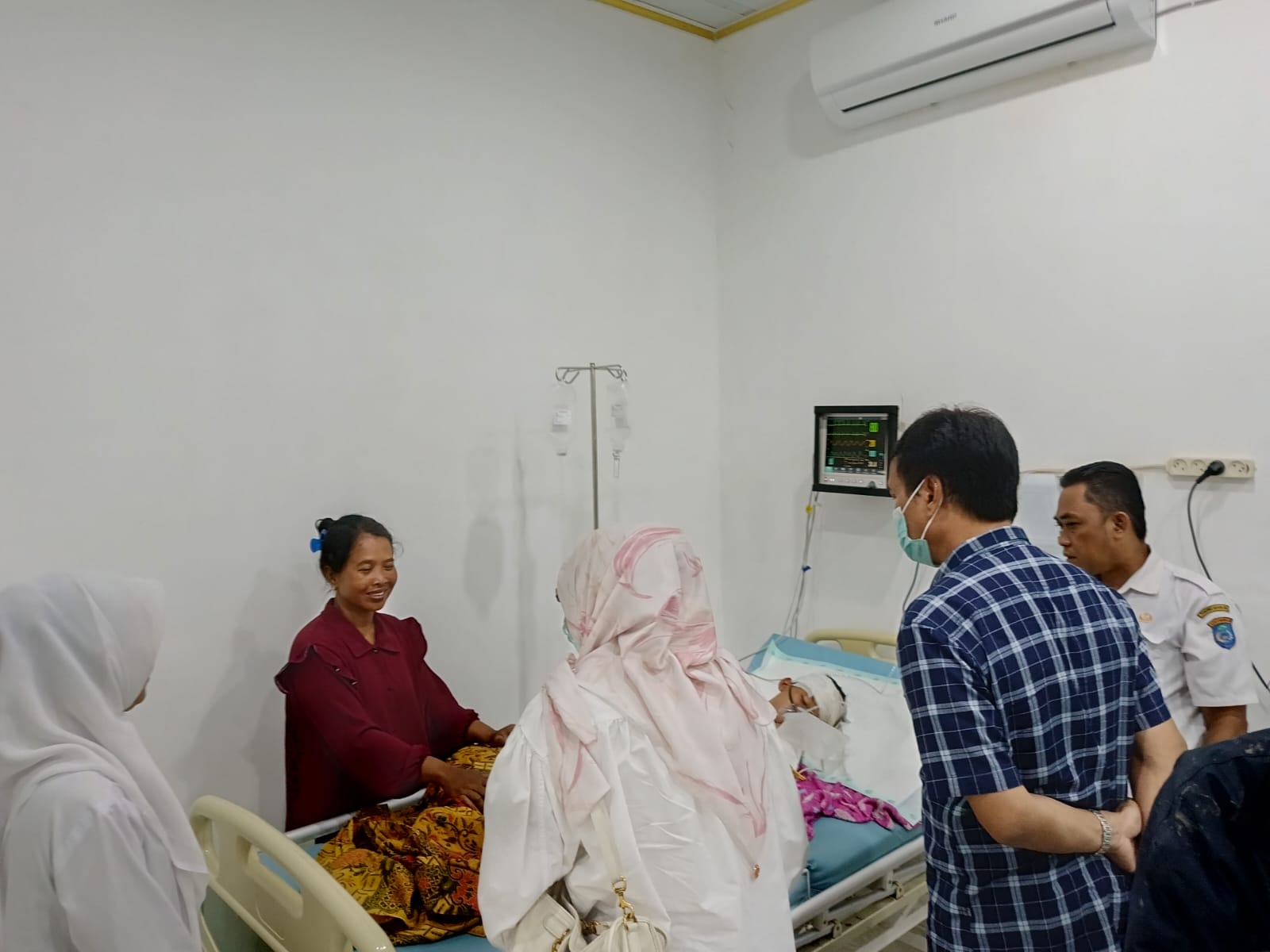 Pj Bupati OKI Jenguk Korban Kecelakaan Bus Study Tour Asal OKU Timur di RSUD Kayuagung