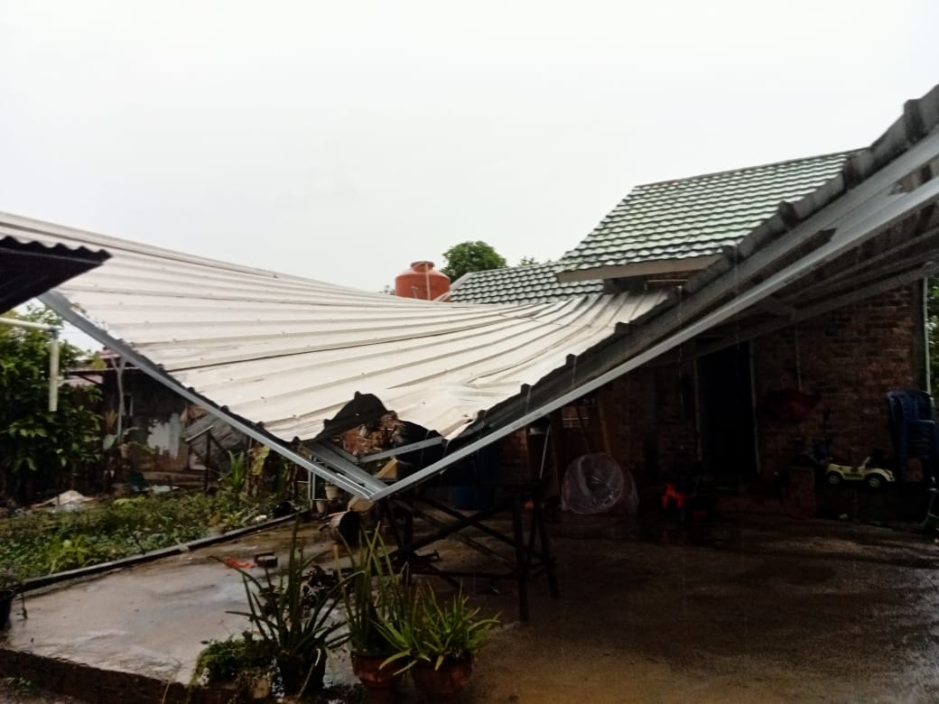  Puluhan Rumah di Prabumulih Rusak Disapu Angin Puting Beliung dan Hujan Deras 