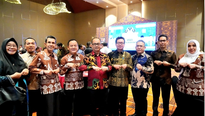 SUMMIT EXPO : Plt Asisten III H Rinaldo SSTP MSi (Batik Merah) menghadiri acara SUMMIT EXPO 2023 di Palembang.--