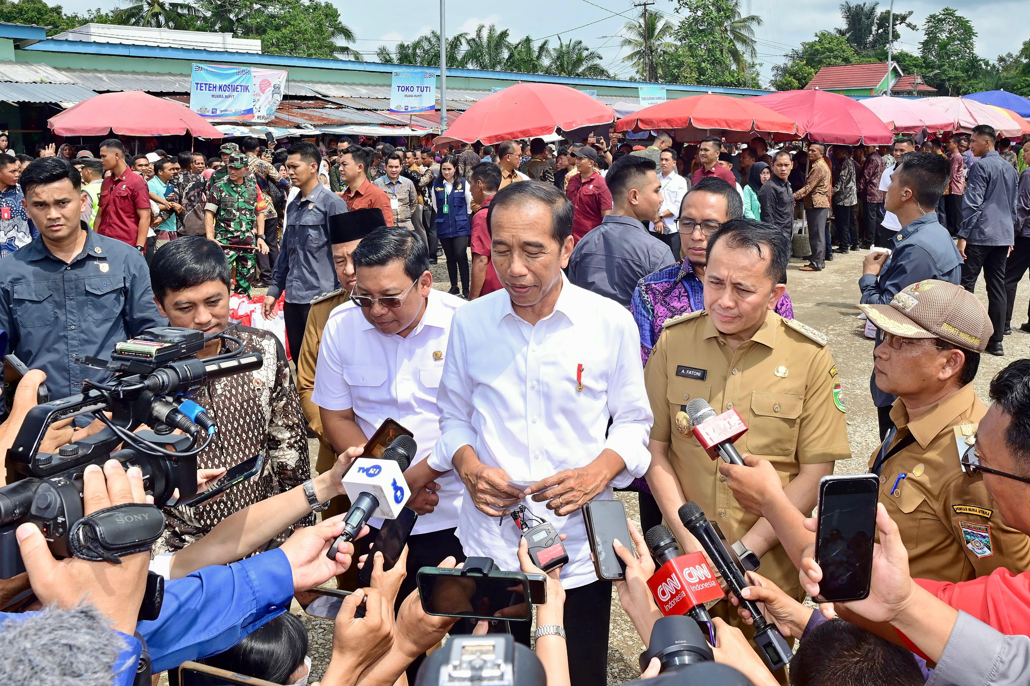 Pastikan Harga Bahan Pokok Stabil, Pj Gubernur Dampingi Presiden Jokowi Tinjau Pasar Lawang Agung Muratara