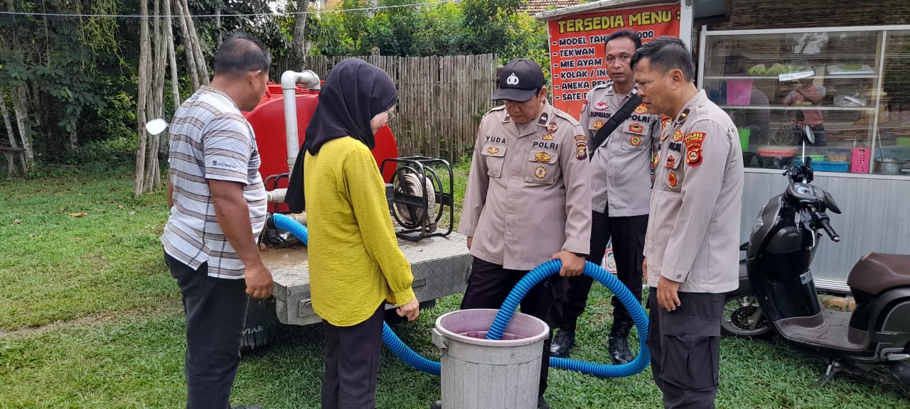 Polsek Pedamaran Bantu Salurkan Air Bersih ke Warga Desa Menang Raya