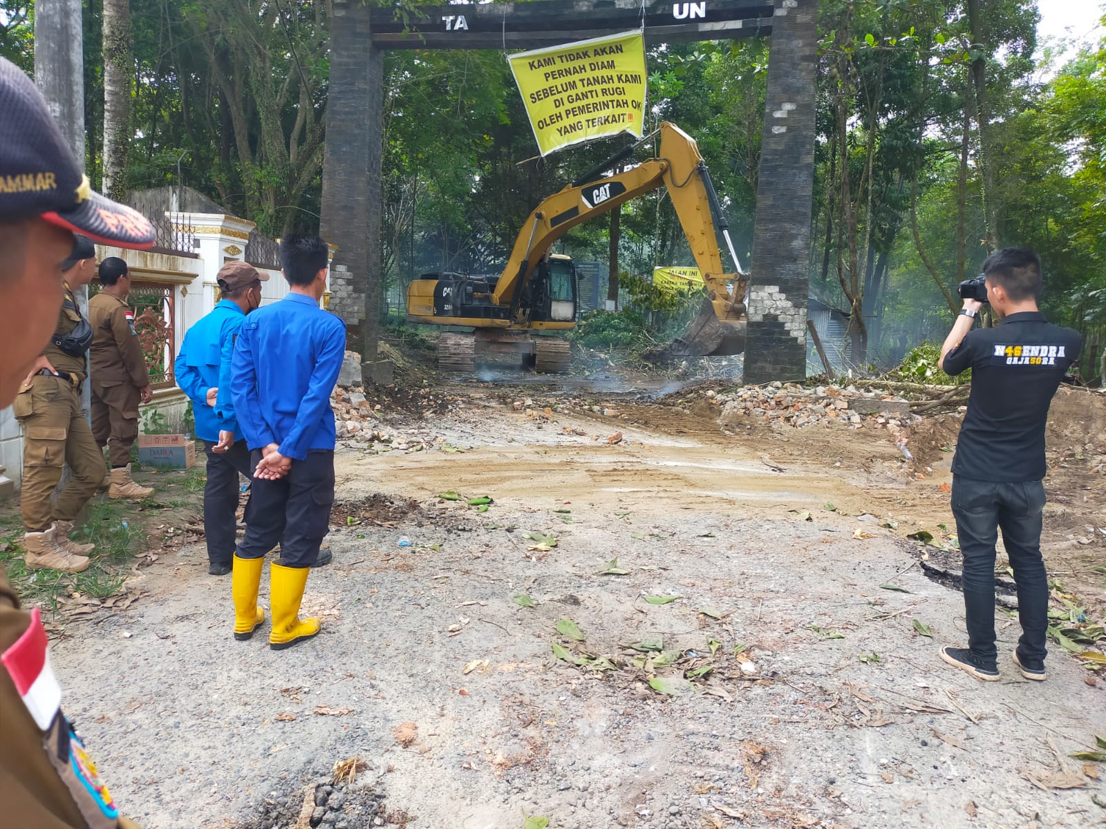 Sempat Dapat Perlawanan, Pemkab OKI Turunkan Alat Berat Robohkan Tembok Beton di Jalan SMKN 3 Kayuagung