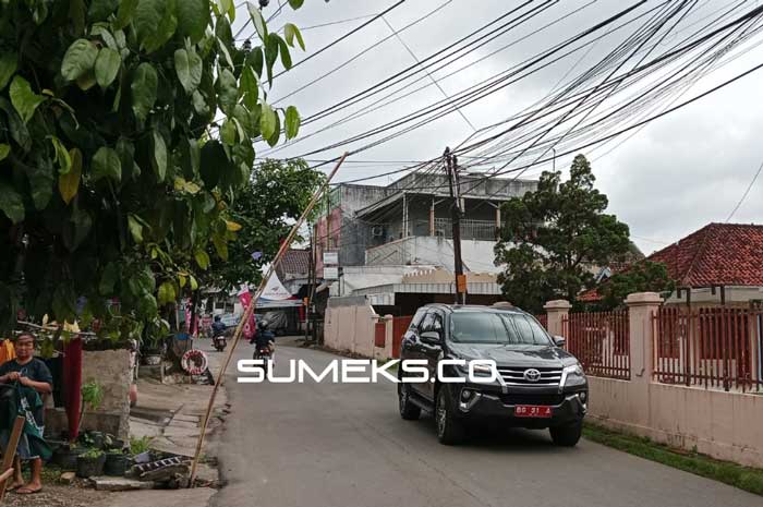 Kabel Menjuntai di Kebun Bunga Palembang, Bahayakan Penggguna Jalan