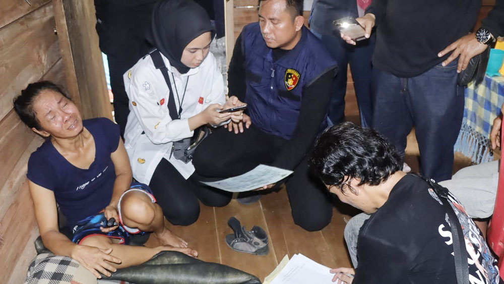 Seorang Wanita Diamankan Tim Gabungan Saat Menggerebek Kampung Narkoba di Muba, Temukan 19 Paket Sabu 