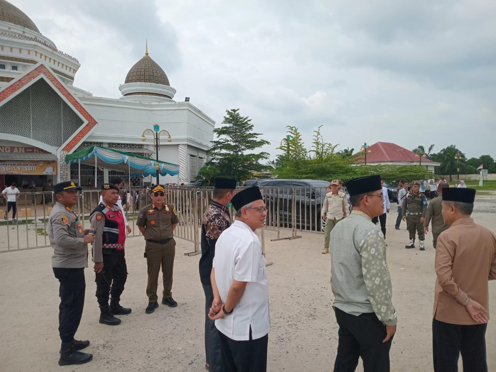 Kapolsek Indralaya Pastikan Keamanan Penyambutan Jemaah Haji Ogan Ilir di Masjid Agung An-Nur Tanjung Senai