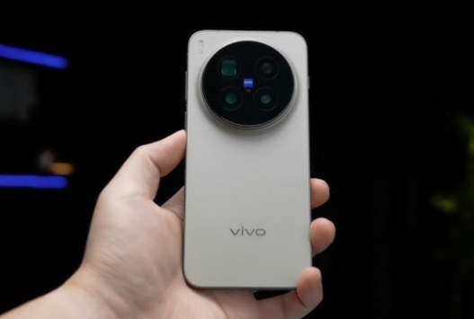 Vivo X300 Pro Menawarkan Layar Premium dengan Panel LTPO 8T AMOLED Dibalut Kecerahan 4.500 Nits