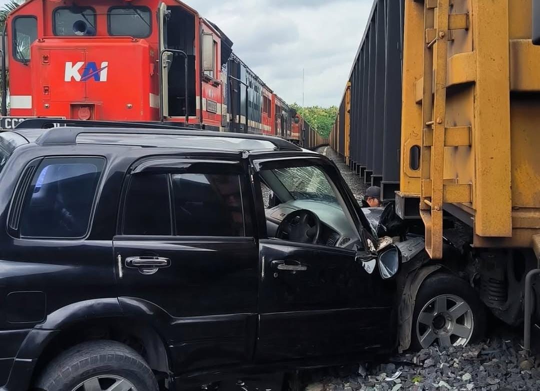 Mobil Tabrak Gerbong Kereta Babaranjang di Baturaja, Ternyata Pengemudi Baru Belajar Nyetir