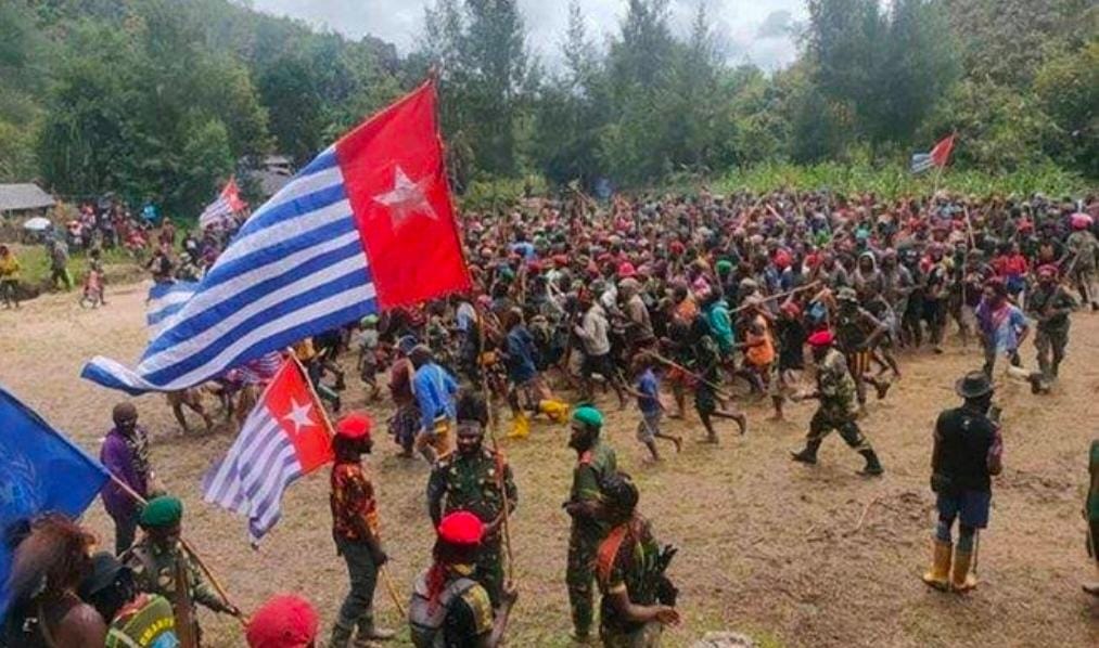 HEBOH! Lagi Asyik Menari Anggota KKB Papua Lari Tunggang Langgang Saat Didatangi Drone Canggih Milik TNI-Polri