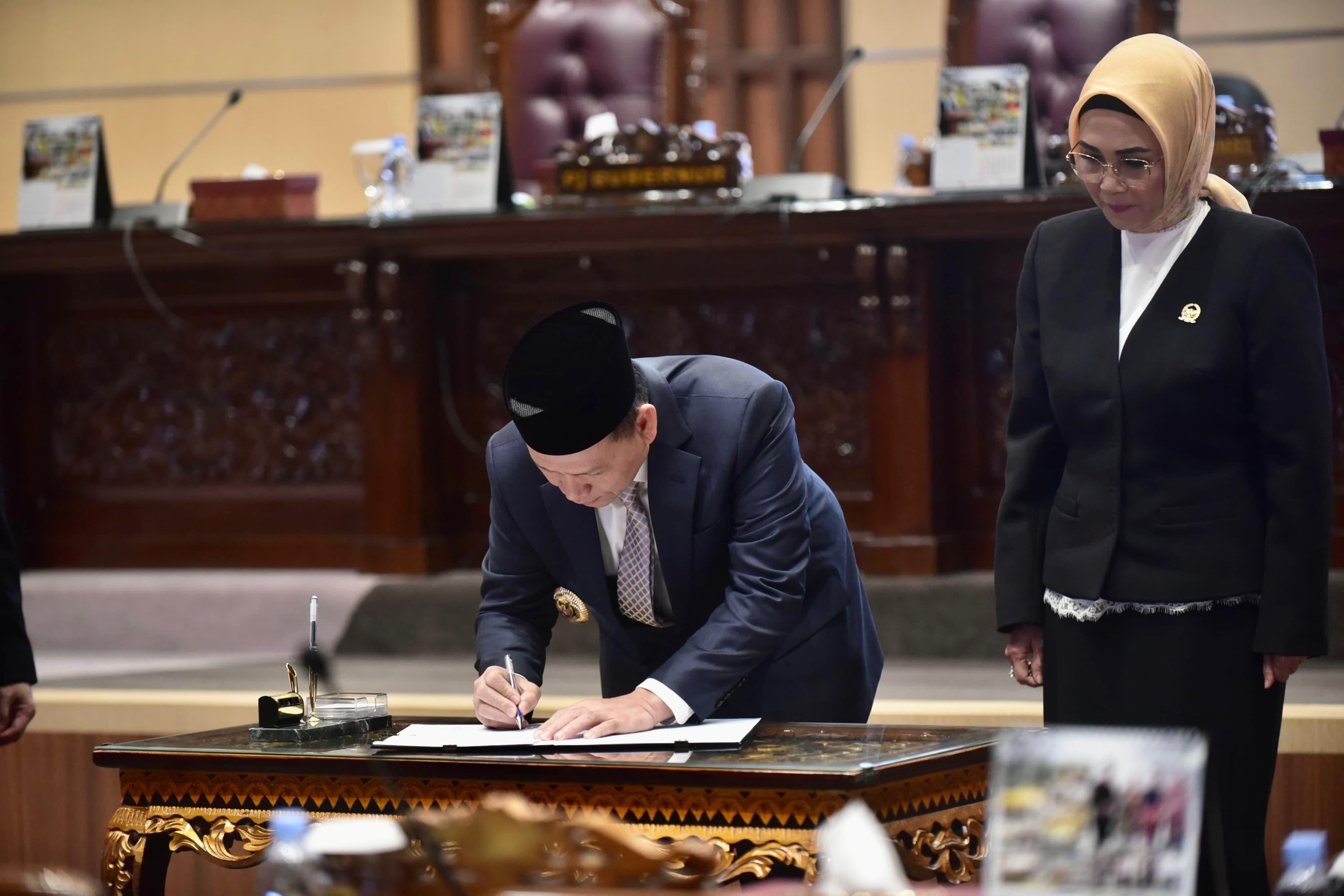 SAH! PJ Gubernur Sumsel dan Ketua DPRD Teken Perda Pertanggungjawaban APBD 2023