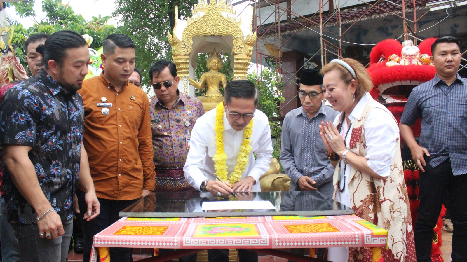 Perayaan Cap Go Meh, Ratu Dewa Letakan Batu Pertama Pembangunan Musala di Vihara Sembilan Bidadari Palembang