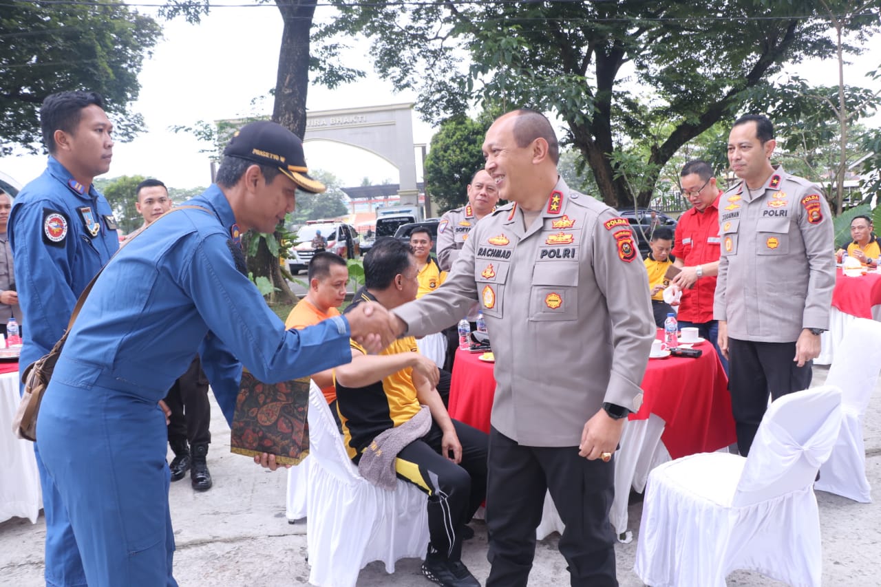 Kapolda Rachmad Apresiasi Capten Pilot Helikopter Polda Sumatera Selatan yang bantu Evakuasi Kapolda Jambi