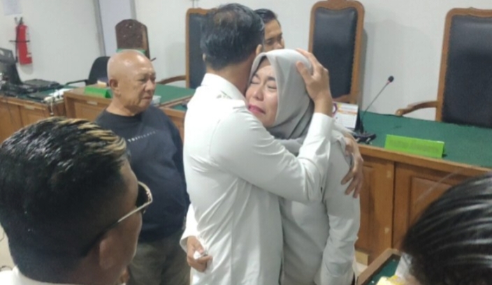 Tangis Histeris Pecah di Sidang Tipikor, Eks Wawako Palembang dan Suami Divonis 7,5 Tahun Penjara