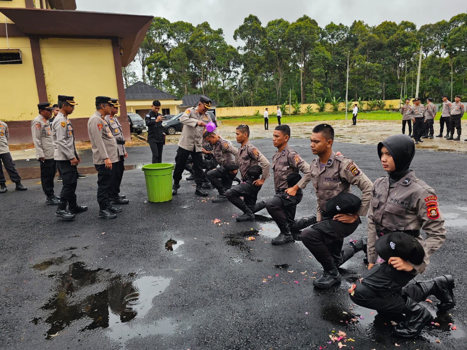 7 Bintara Remaja Baru Dimandikan Kembang oleh Kapolres Muratara 