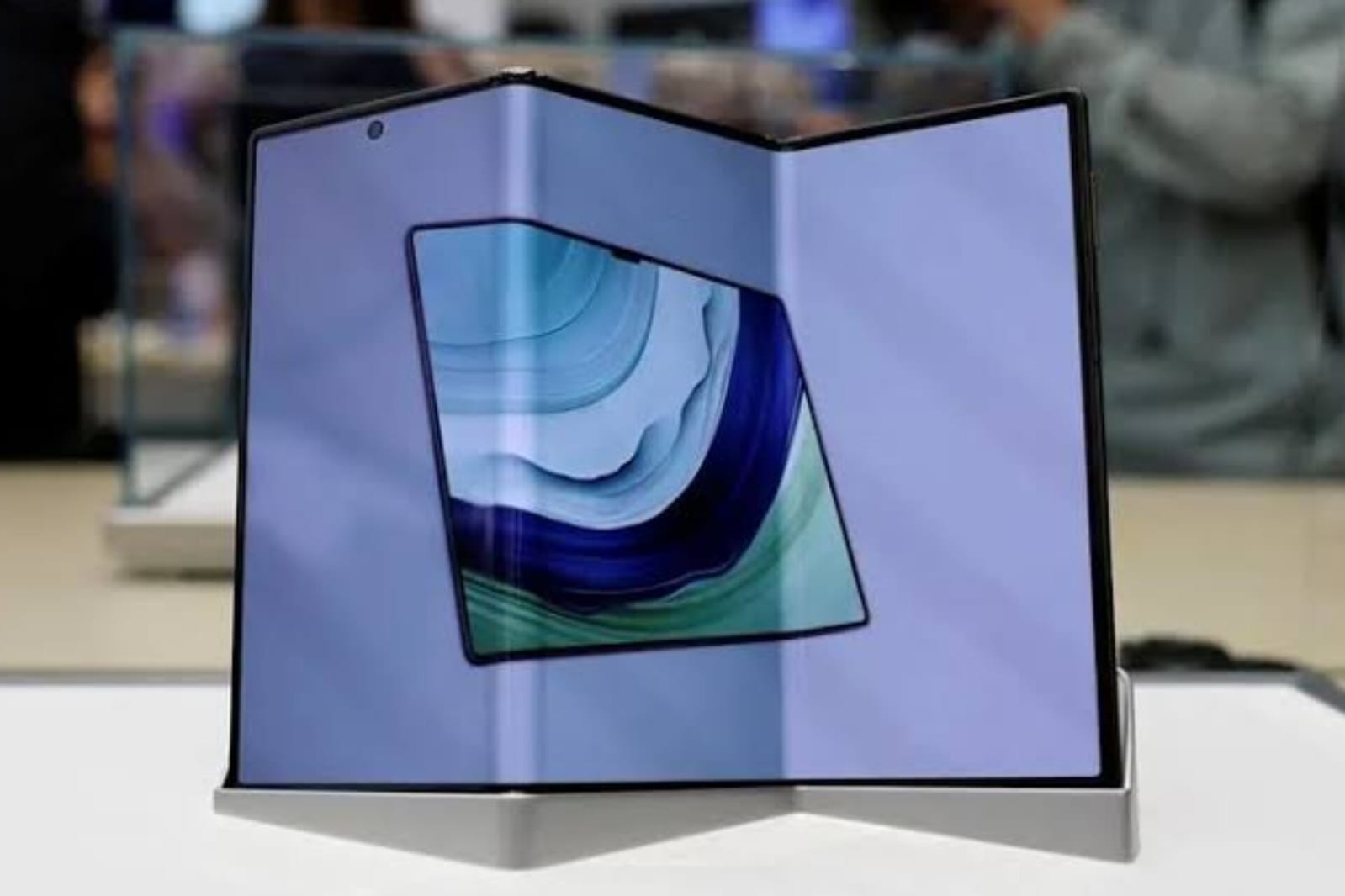 Spesifikasi Ponsel Lipat Tiga Huawei Mate XT 2 Bawa Performa Tinggi Ditenagai Chipset Kirin 9020