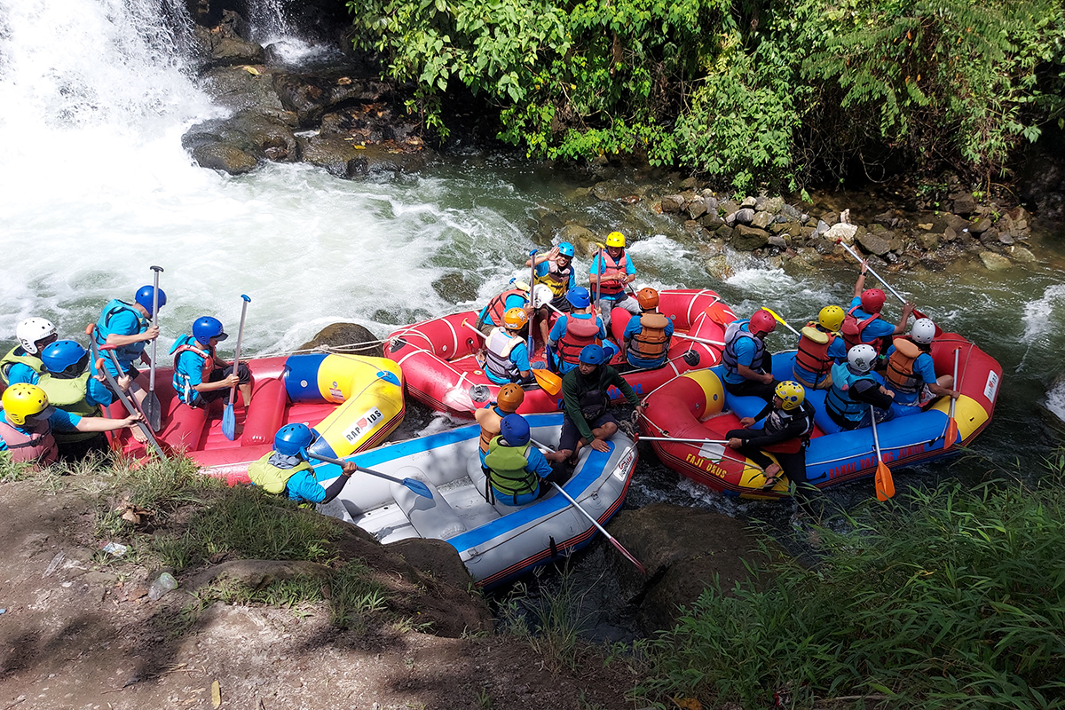 Puluhan Wartawan Forum Jurnalis Migas Sumsel Nikmati Wisata Arum Jeram di Danau Ranau