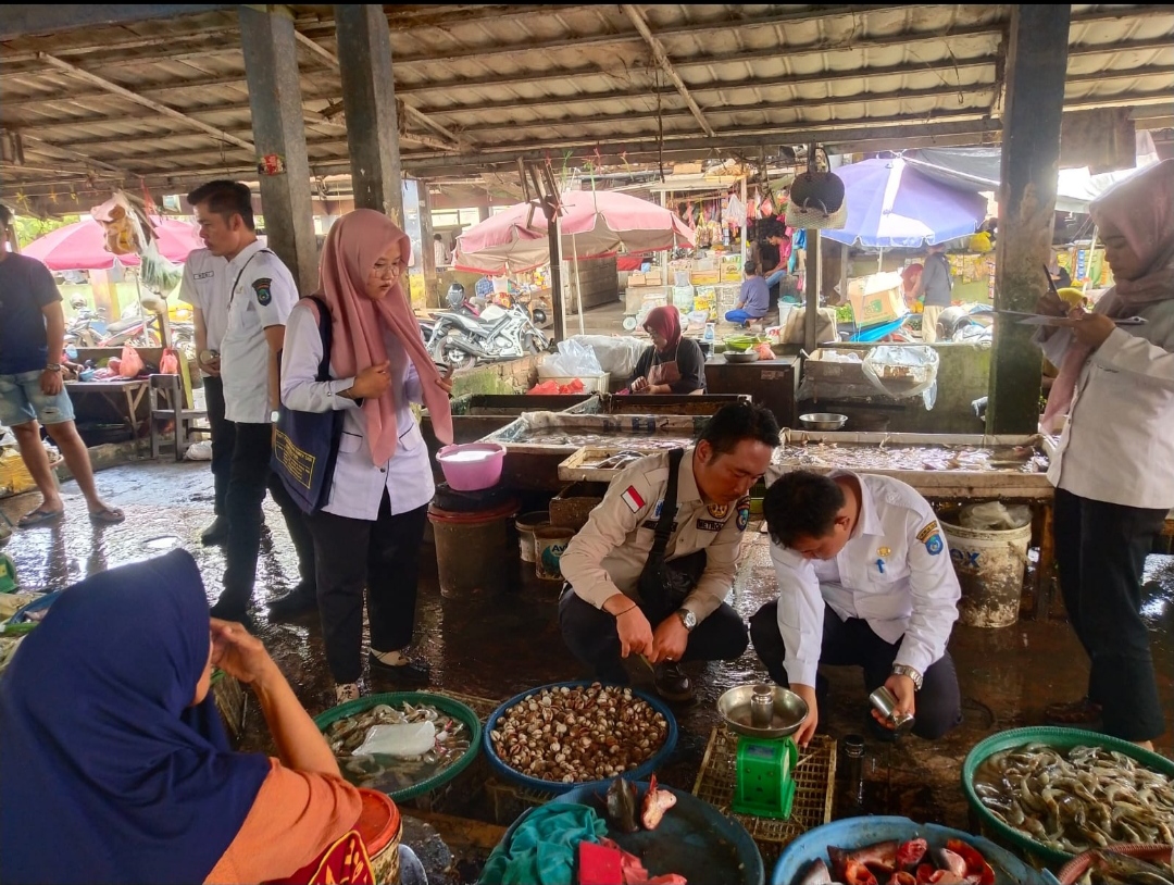 Tim Kemetrologian Pastikan Keakuratan Timbangan Pedagang Ikan di Pasar Kayuagung